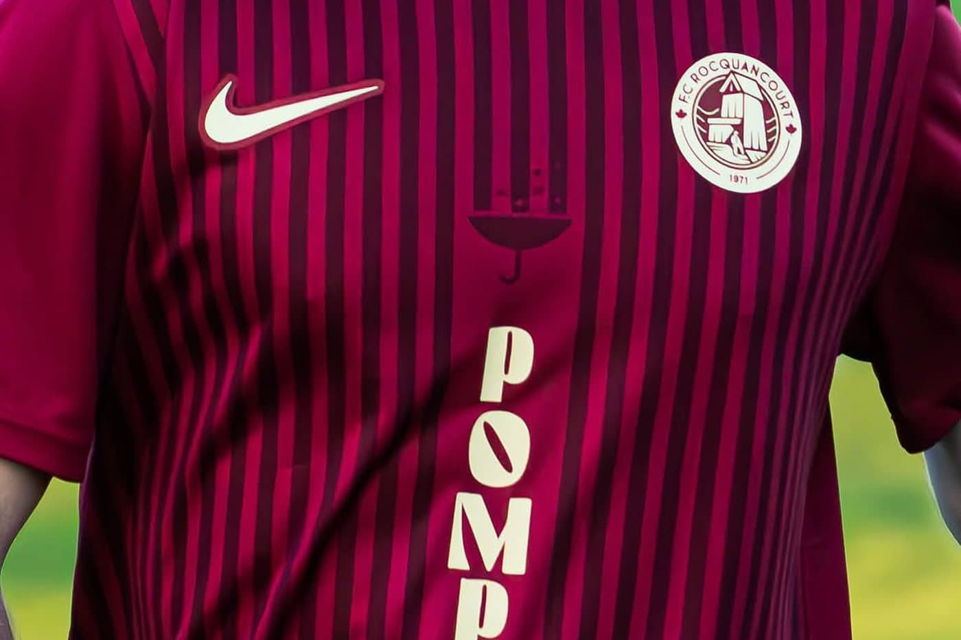 Le maillot du FC Rocquancourt porté : rayures grenat, écusson du club et nom de son sponsor.